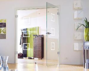 Современные межкомнатные двери из стекла в домашних и офисных интерьерах